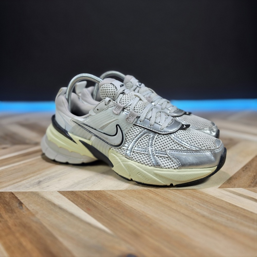 Nike V2K Run Summit White Metallic Silver Women's Size 7 Sneakers FD0736-100